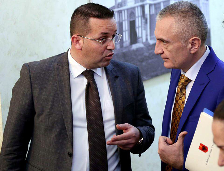 Këshilltari i Metës i përgjigjet me një poezi akuzave për “tradhti nga LSI”