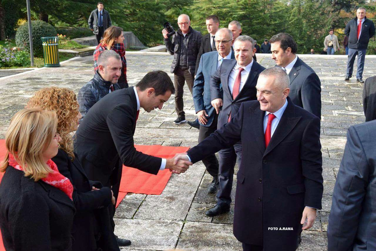 FOTO LAJM/ Gazetari hamendëson një bisedë Erion Veliaj – Ilir Meta…, për gishtat obezë