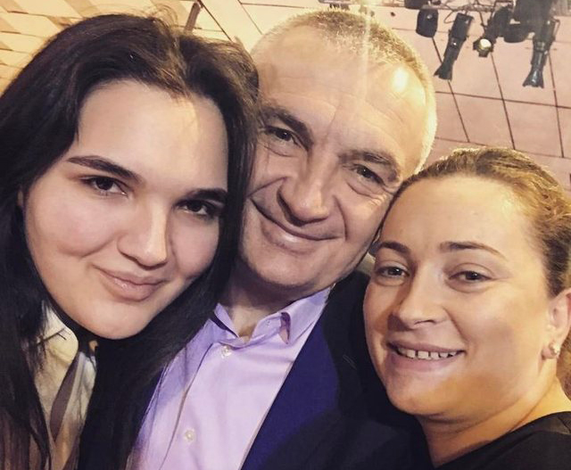 FOTO LAJM/ Goca e Ilir Metës një mesazh për Edi Ramën?: Hape rrugën o i pari se ne jemi nga Skrapari!