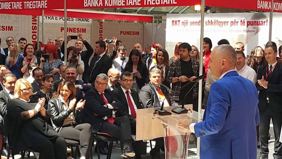 Ilir Meta jep leksione italishteje për punëkërkuesit në Panairin e Punës