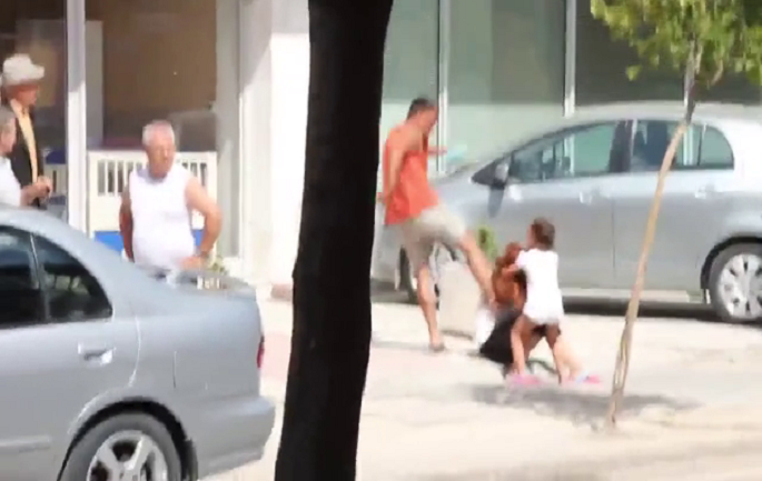 U dhunua nga burri në rrugë, qytetarët e ndihmuan, por banka i mbajti lekët gruas!