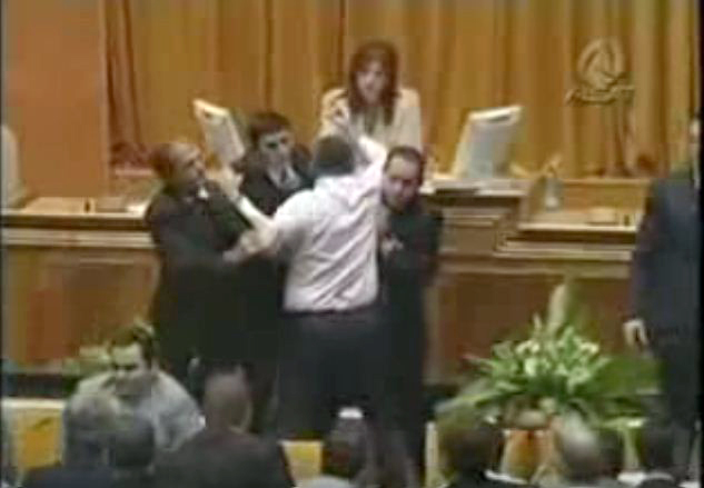 VIDEO/  Meta apelon për “frymë përgjegjshmërie”, por shihni ç’bënte vetë 10 vjet më parë në Kuvend