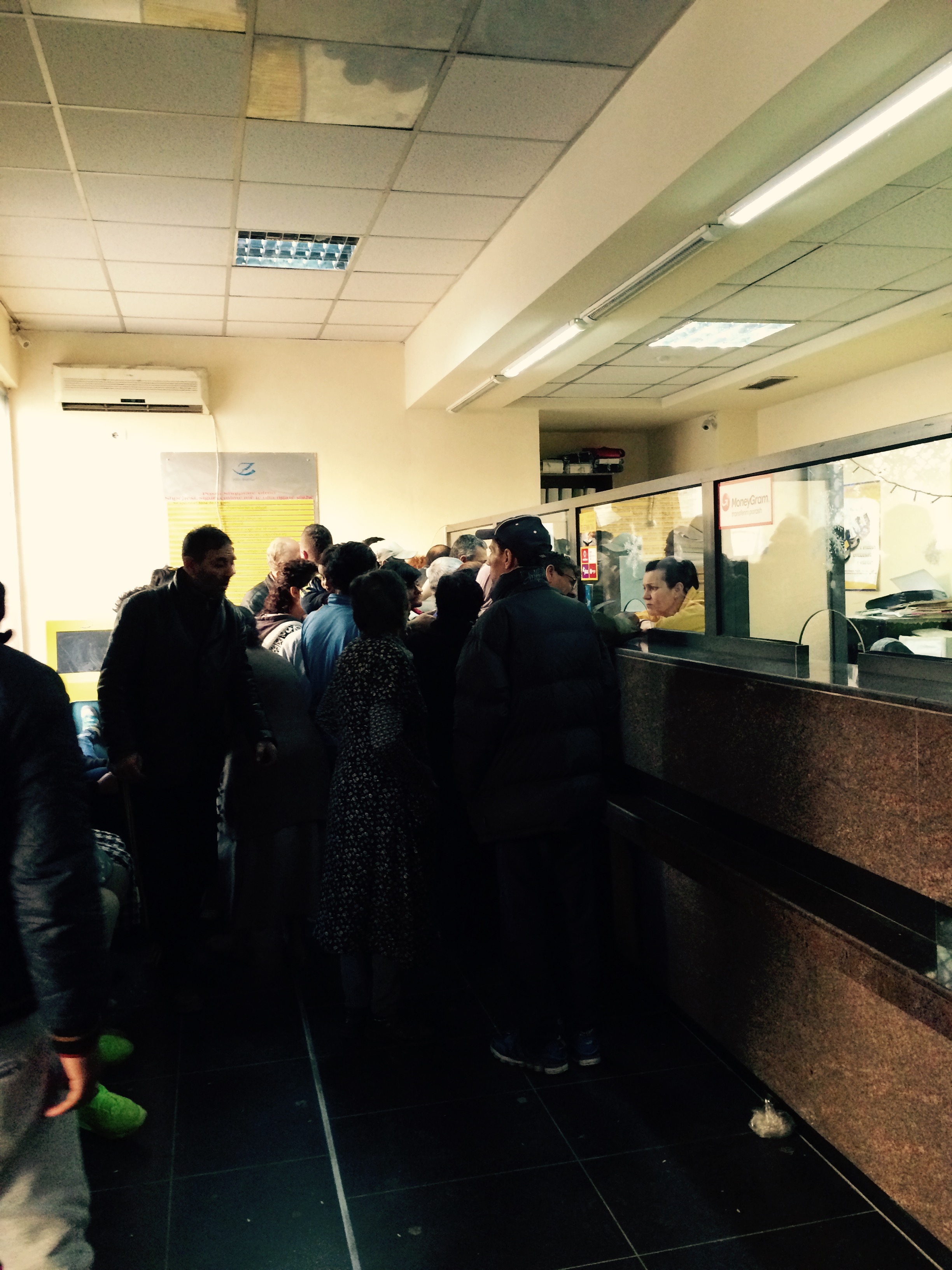 FOTO/ Pensionistët në radhë të gjata për 2000 lekë