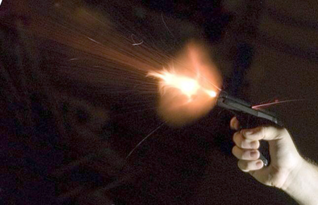 Paskuqan, incident elektoral, militanti i PS-së demonstron forcën me zbrazje armësh