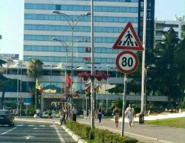 FOTO LAJM/ Çudia, në qendër të Tiranës me 80 km/h, në autostradën Tiranë – Durrës me 60 km/h