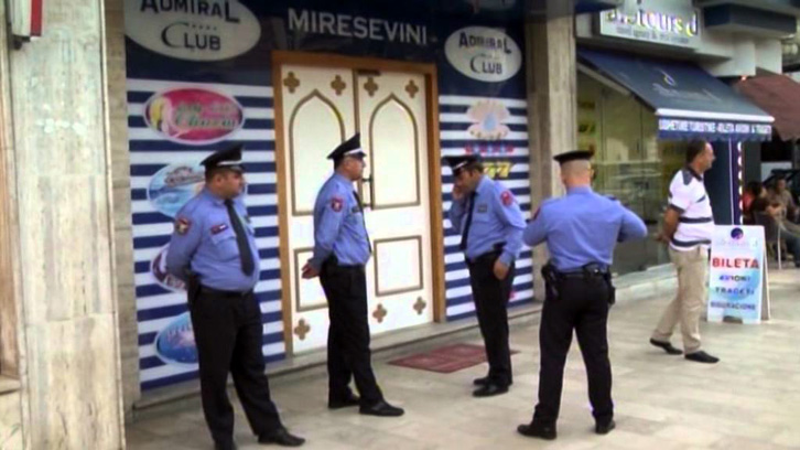 PËRGJIMET/ Oficeri i Policisë pinte birra në Bllok dhe dekonspironte operacionet e kolegëve