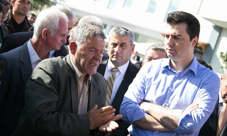 “1 mijë punonjës të rafinerisë së Ballshit kanë 4 muaj pa rroga, pasi paratë vidhen nga pushtetarët”