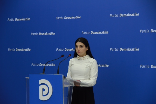 Maturantja pyet kryeministrin: Pse nuk e shkarkon Elvis Rroshin?