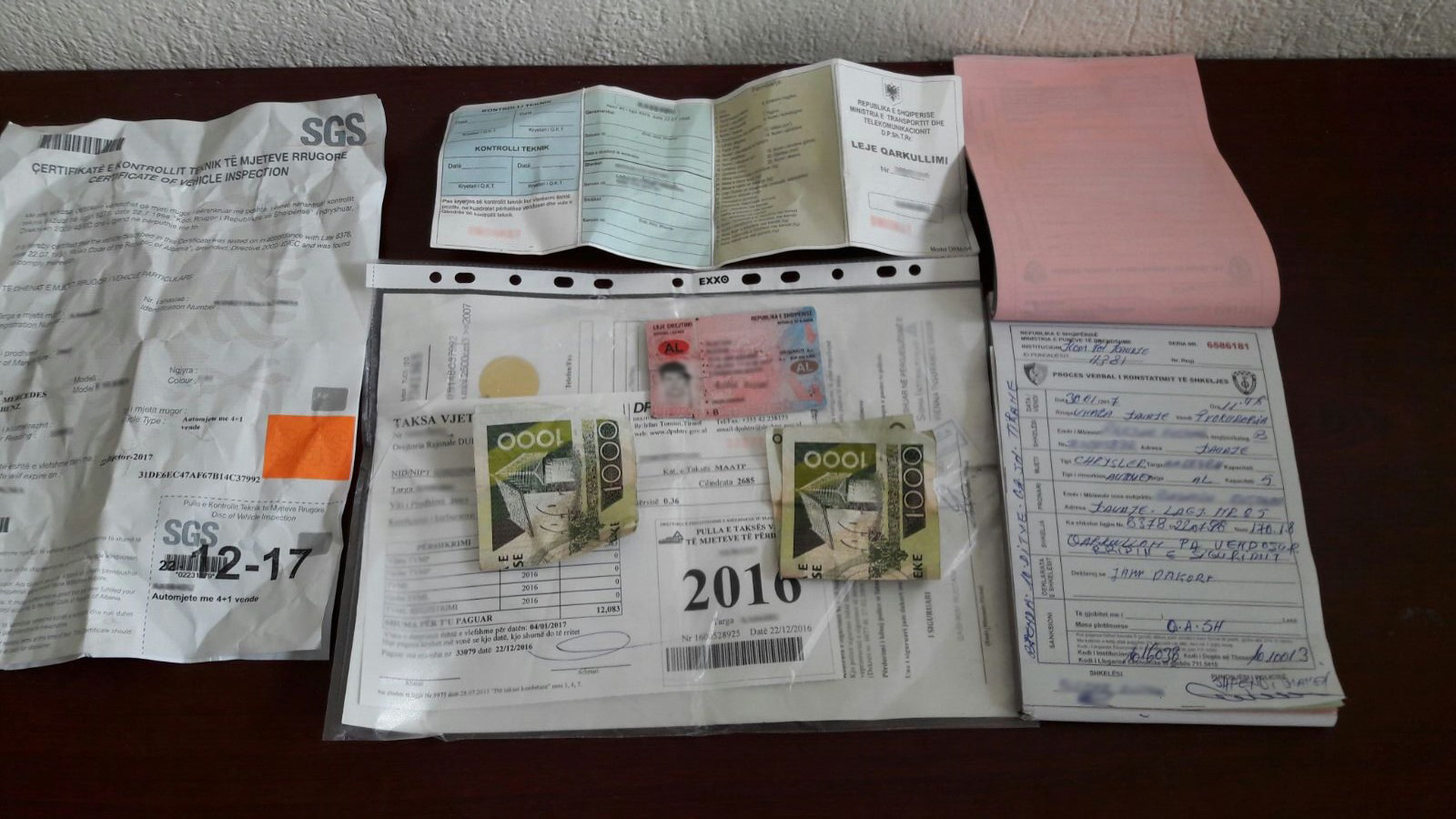 EMRI/ I dha lekë policit për të shmangur gjobën, në pranga i riu