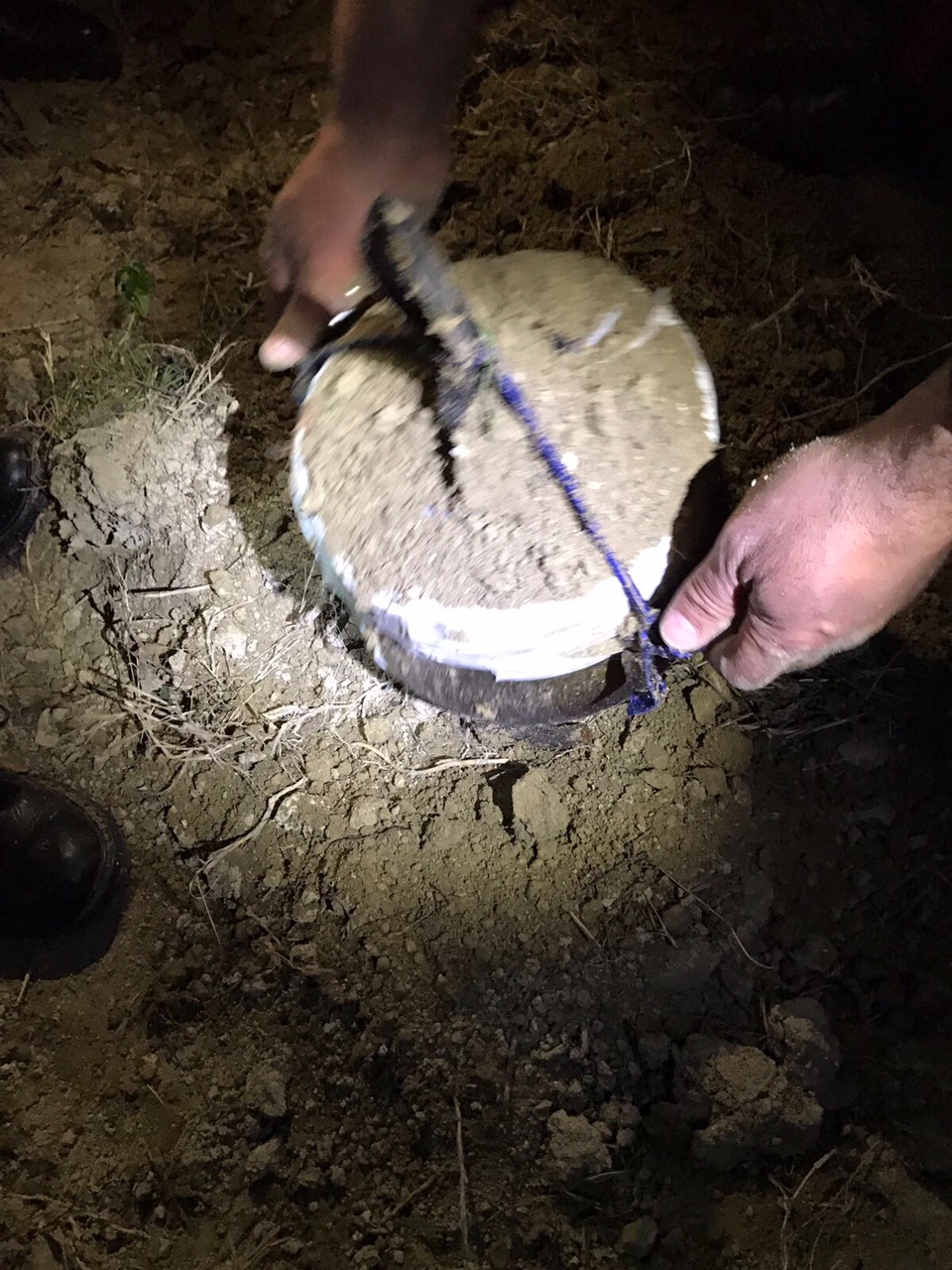 FOTO/ Vazhdon operacioni për kapjen e grabitësve të tjerë të bankës, në Vlorë gjenden tenxhere me para të groposura