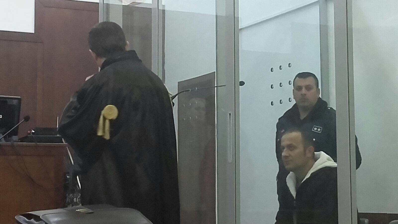 Kafe dhe kikirikë pa kupon, dy në pranga në “Komunën e Parisit”