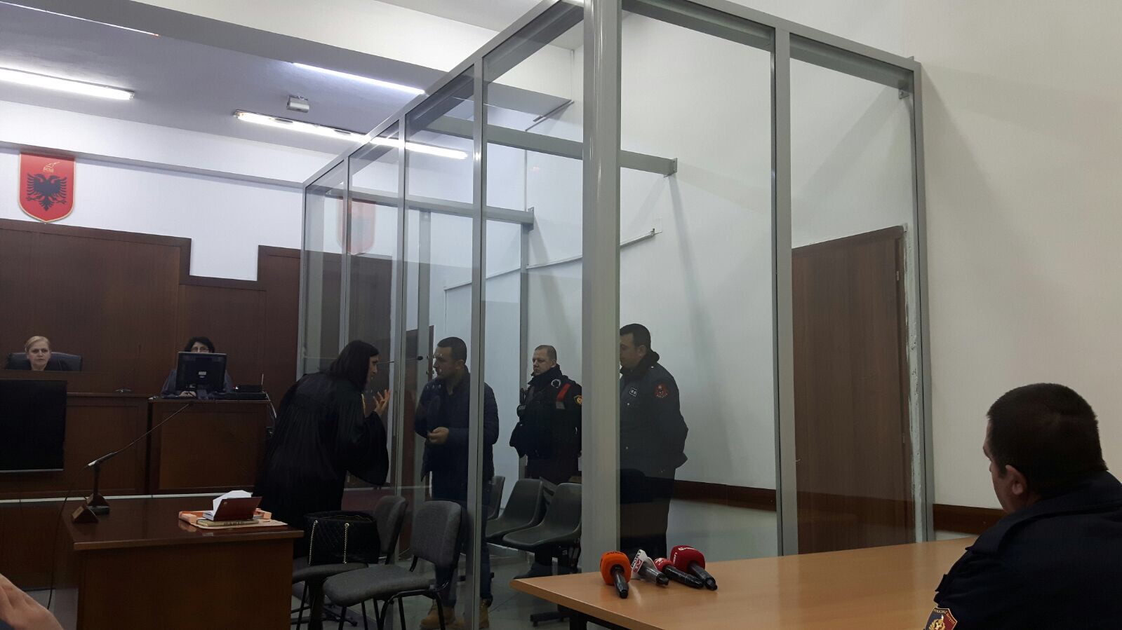 VIDEO/ Ditjon Memlikaj në gjyq për grabitjen e parave në Rinas