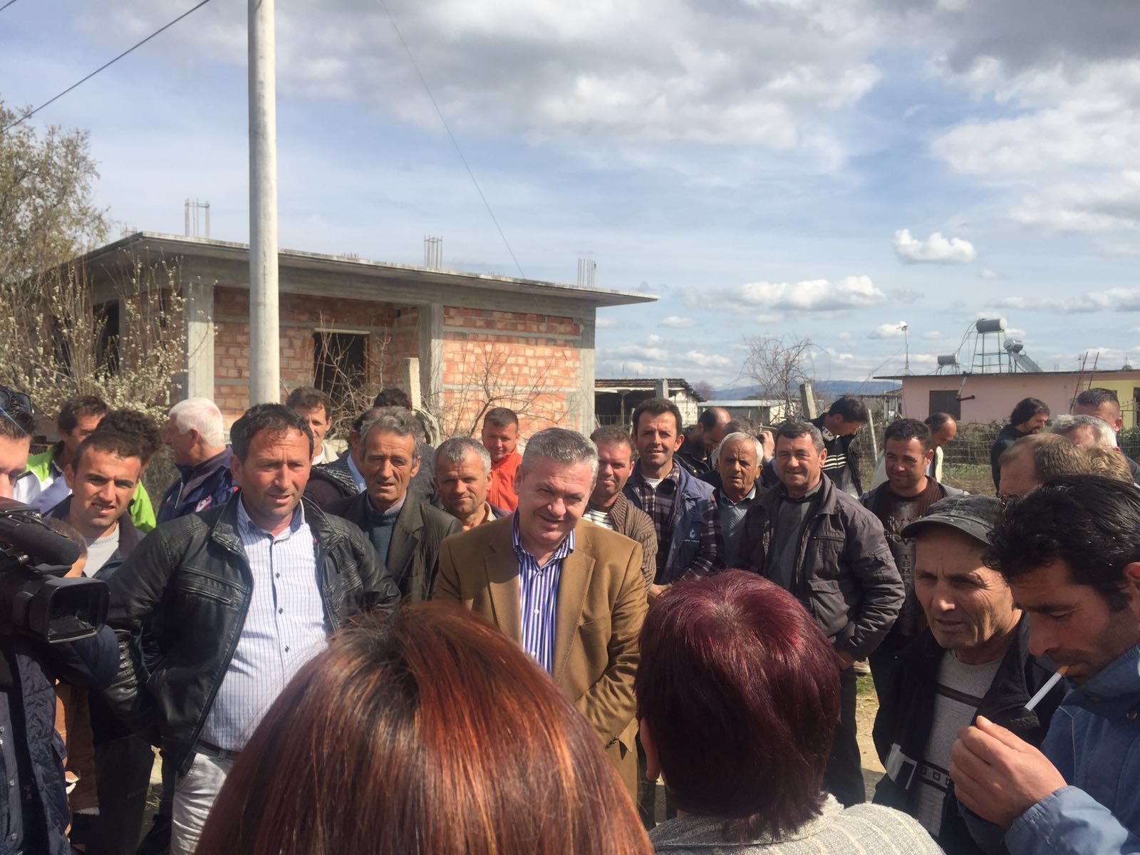 Lushnje, banorët e Delisufaj në protestë; Asnjë investim në infrastrukturë