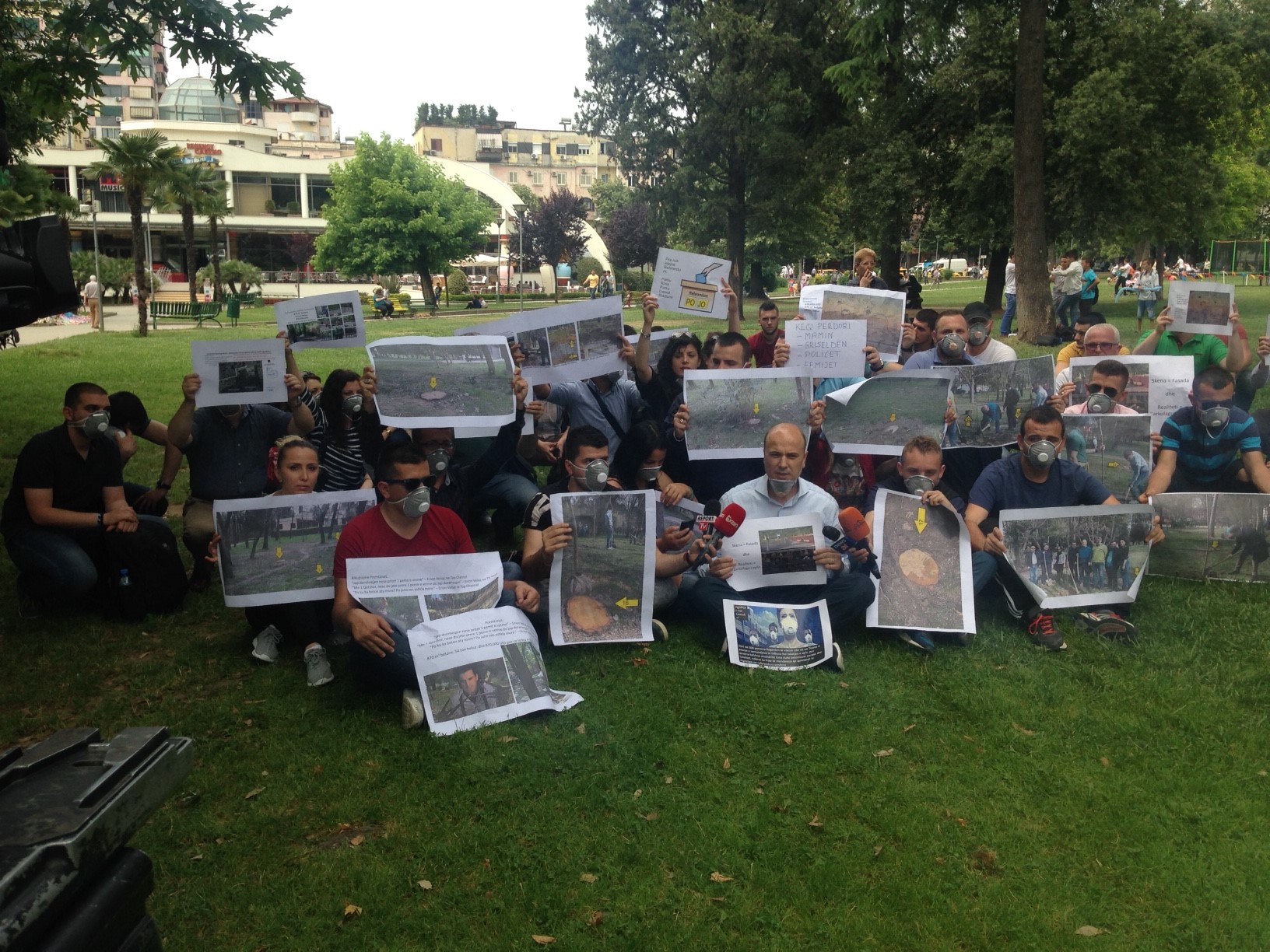 PROTESTE/ ‘Veliaj zëvendësoi barin me kauçuk duke prerë 17 pemë, plan për kulla betoni’