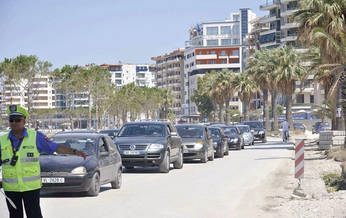 3 vite e gjysëm zvarritje, Lungomarja kthehet në ferr për turistët