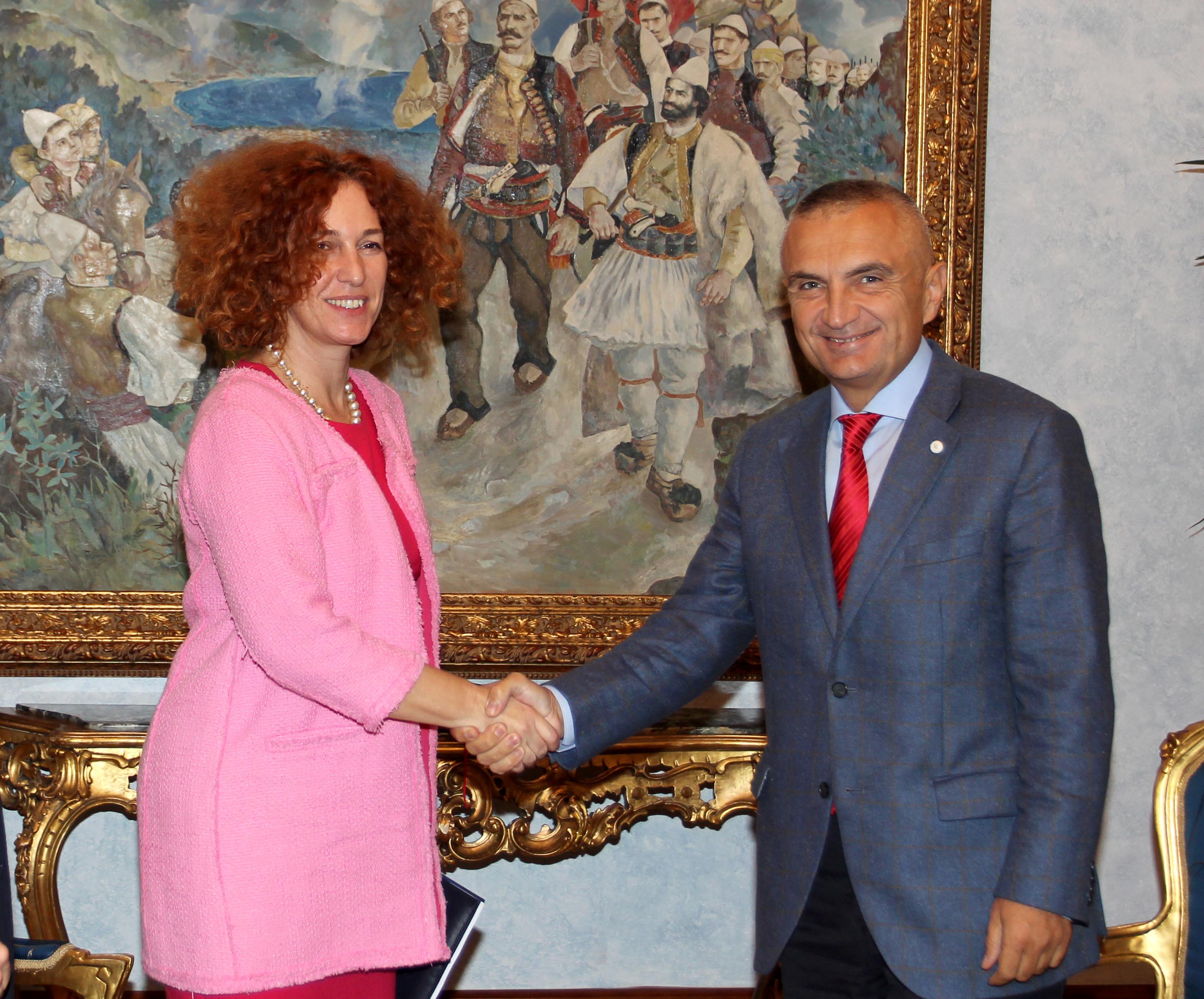 Miratimi i 7 ligjeve/ Vlahuti përsëri në Kryesinë e Kuvendit, takon Metën