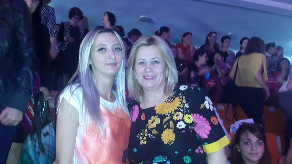 FOTO/ Mësueset e Kamzës mbushin sallat e Gjicit e Veliajt me urdhër të drejtoreshës