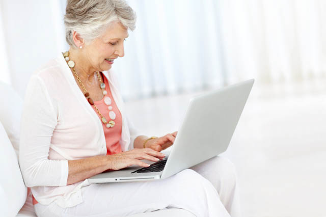 10 arsye pse të moshuarit përdorin internetin