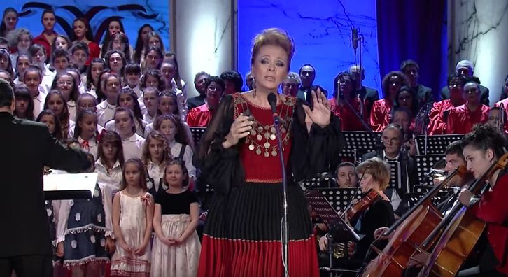 Inva Mula fiton gjyqin për videon me bustin e Enverit