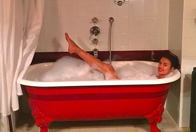 Irina, relaks në vaskën e mbushur me shkumë