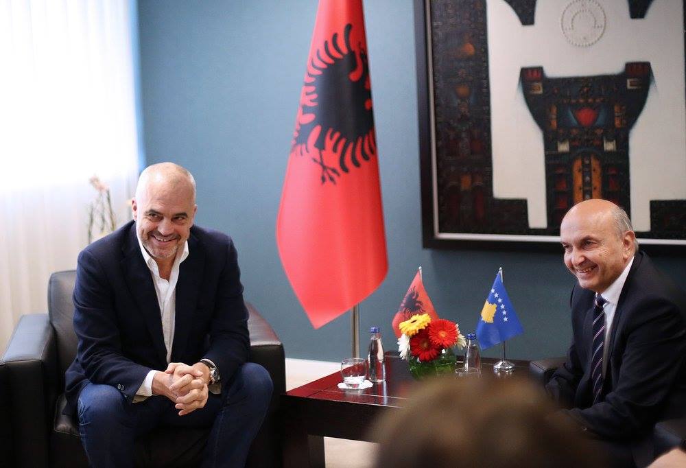 FOTO/Rama përsërit axhendën e Bashës në Prishtinë para vizitës në Uashington, shkrin akujt me Isa Mustafën