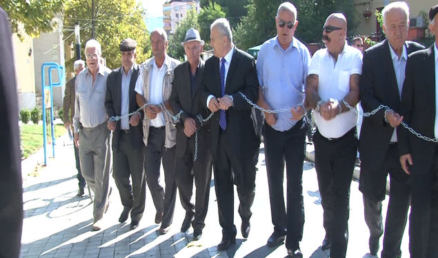 Ish-të përndjekurit qëllojnë me vezë drejt Parlamentit dhe deputetëve