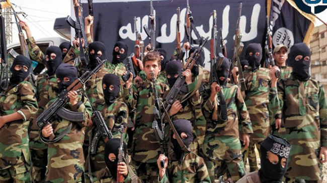 Shqiptari jep 180 mijë euro për “të blerë” djalin e tij që i është bashkuar ISIS me të ëmën