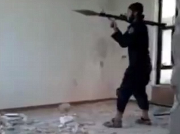 VIDEO/ Ja si terroristi i ISIS vret veten me granathedhes