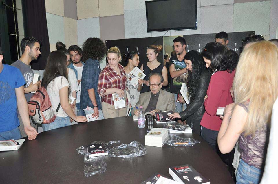 Ismail Kadare në Teatrin Eksperimental, bashkëbisedim për ndjesinë, dashurinë dhe teatrin