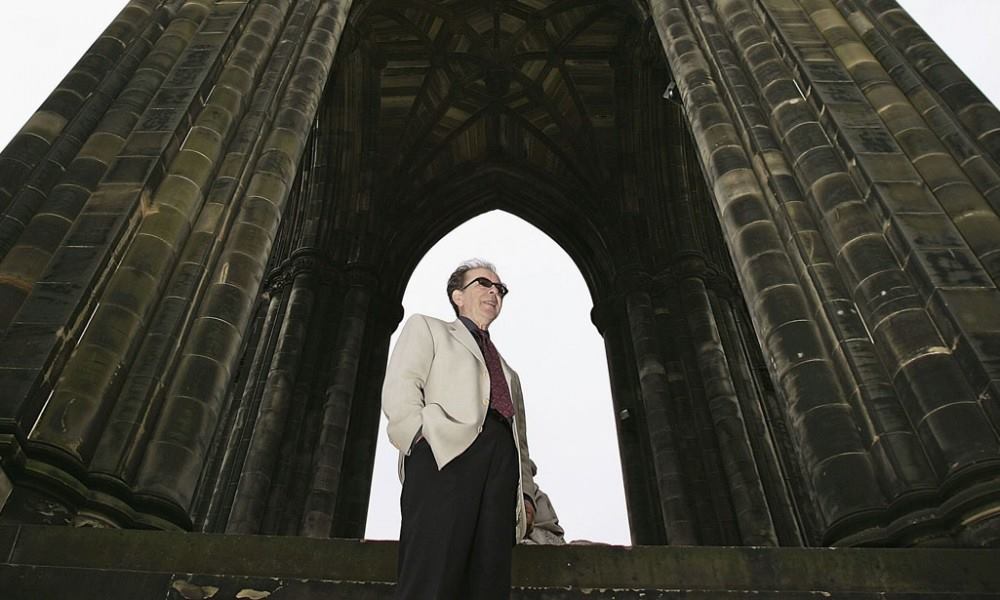 Franca dekoron shkrimtarin Ismail Kadare