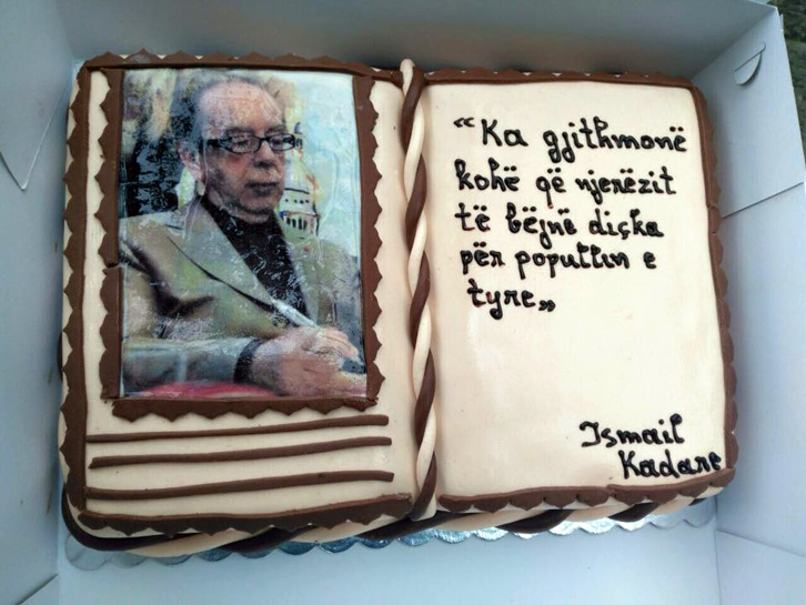 FOTO LAJM/ Torta e bashkisë së Gjirokastrës për 80-vjetorin e Ismail Kadaresë
