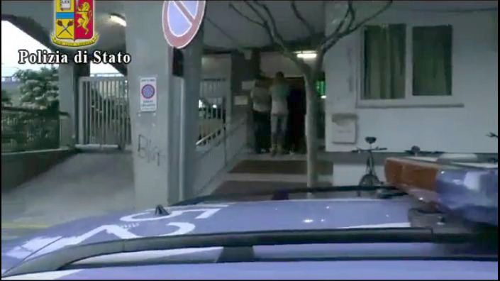 VIDEO/ Itali, shkatërrohet grupi kriminal i drejtuar nga shqiptarë, arrestohen 16 persona