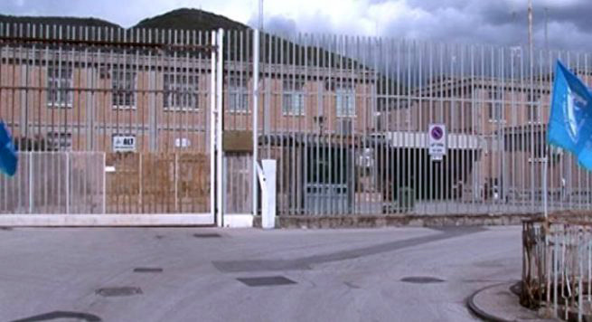 Itali, shqiptari djeg qelinë, i vë zjarrin dyshekut