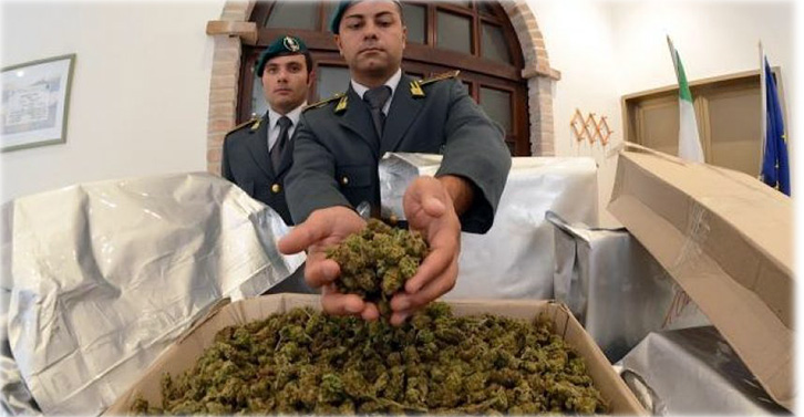 Itali, për tre vjet trafikonin kanabis nga Shqipëria, pranga 45 personave, mes tyre edhe shqiptarë