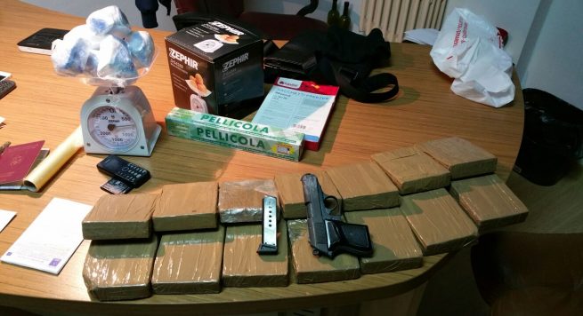 Itali, dështojnë shqiptarët në trafikimin e 7 kg heroine të paketuar në formë buke