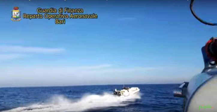 Itali, policia arreston dy skafistë shqiptarë, gjatë ndjekjes njëri ra në det