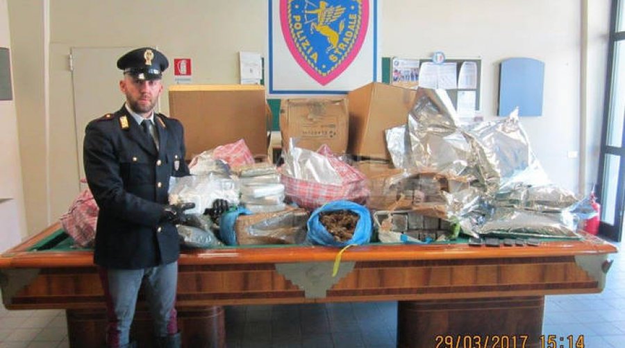 ITALI/ 35-vjeçari shqiptar mbushi fordin plot me kanabis