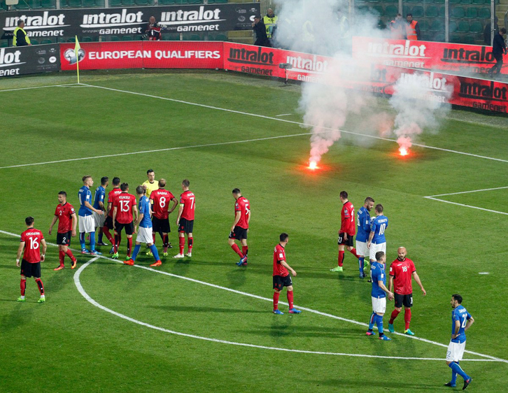FIFA gjobit Shqipërinë me 100,000 franga zvicerane për fishekzjarrët në Itali