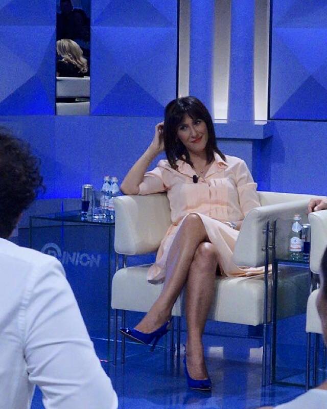 Bleona nuk i ndahet Iva Tiços: Opinioniste e majasëllit, k**vë që fle me burra të martuar për një vend pune