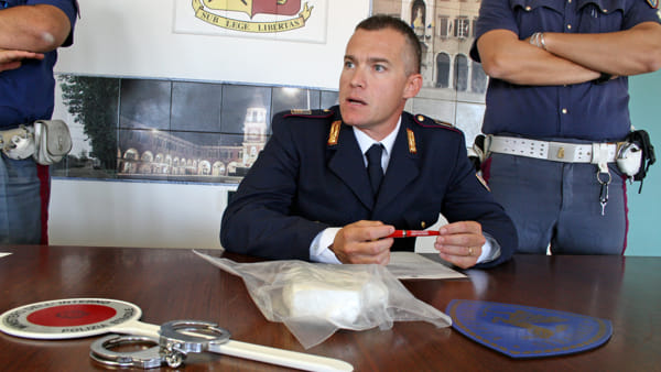 Itali, korrieri shqiptar i kokainës “tradhtohet” nga gruaja shtatzëne, në pranga edhe nëna e tij