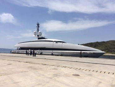 FOTO LAJM/ Jahti i rrallë i djalit të mbretit të Arabisë  Saudite viziton Sarandën