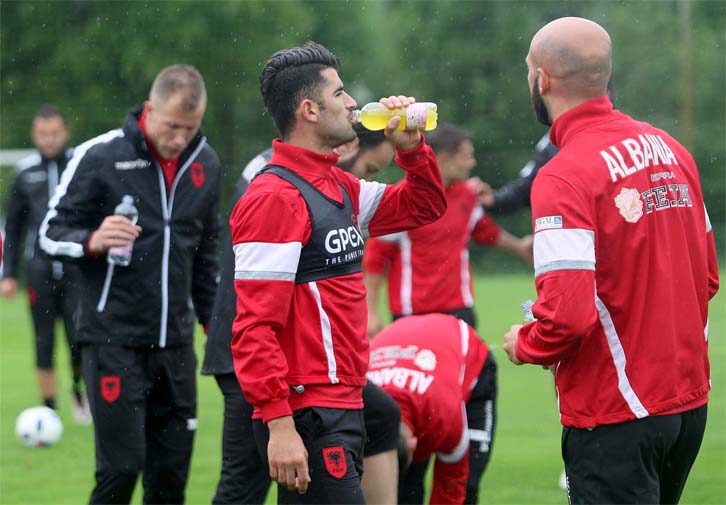 FOTO/ Teknologjia në stërvitje, De Biazi i vesh futbollistët me jelekë “spiunë”