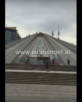 VIDEO/ Një i moshuar tenton të vetëdigjet me benzinë tek Piramida