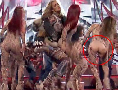 VIDEO/ Ooops…! Balerinës së Jennifer Lopez i griset kostumi, i dalin të pasmet “në shesh”