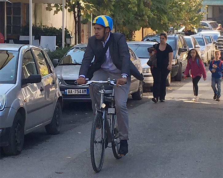 FOTO LAJM/ Ambasadori i Suedisë në një tur me biçikletë nëpër Shqipëri