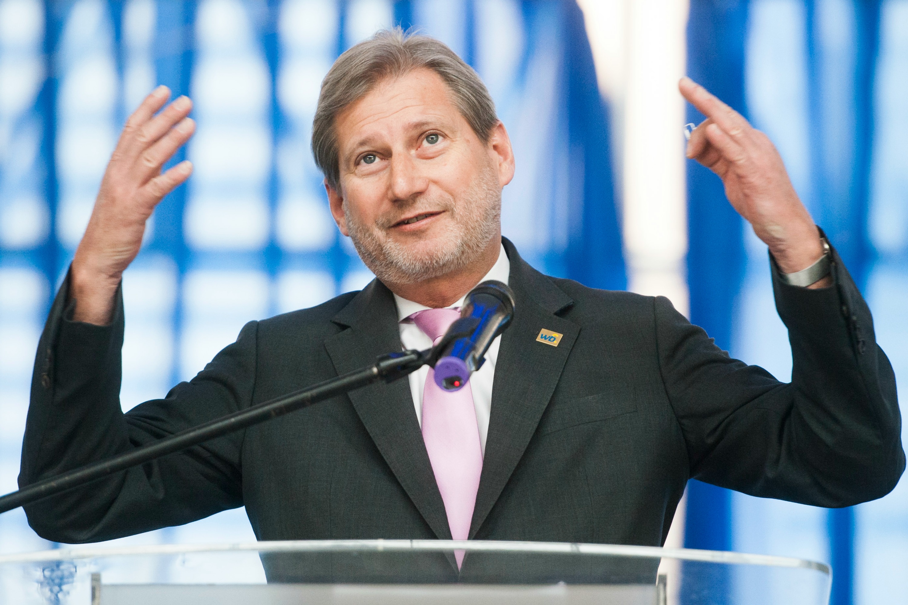 Johannes Hahn bëhet gjysh, lajmin e mirë e merr në Shqipëri