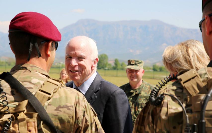 Ambasada amerikane publikon mesazhet e Mc Cain