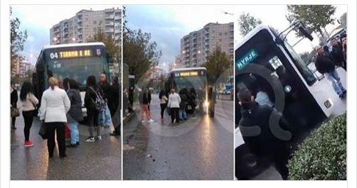 Qytetarët bllokojnë autobusin e “Tiranës së Re”, i dalin para në mes të rrugës