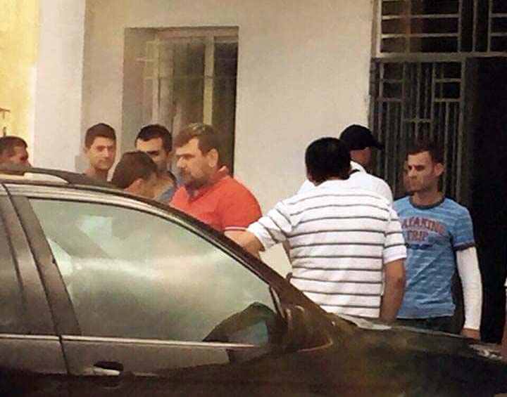 FOTO LAJM/ Shkodër vëllai i Keti Bazhdarit hyn forcërisht në qendrat e votimit