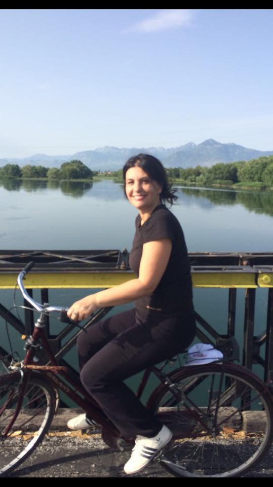 FOTOGALERI/ Jozefina Topalli kalon momente të bukura, pedalon edhe me biçikletë